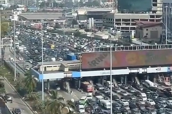 Netizens Blames Today's Traffic Jam In Lagos On The Visit The President To The Former Capital Territory - autojosh 
