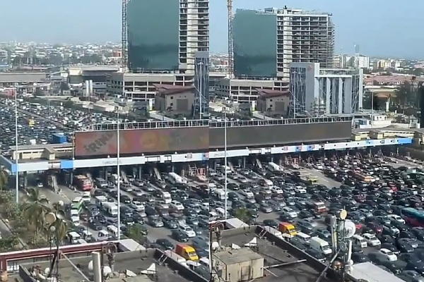 Netizens Blames Today's Traffic Jam In Lagos On The Visit The President To The Former Capital Territory - autojosh