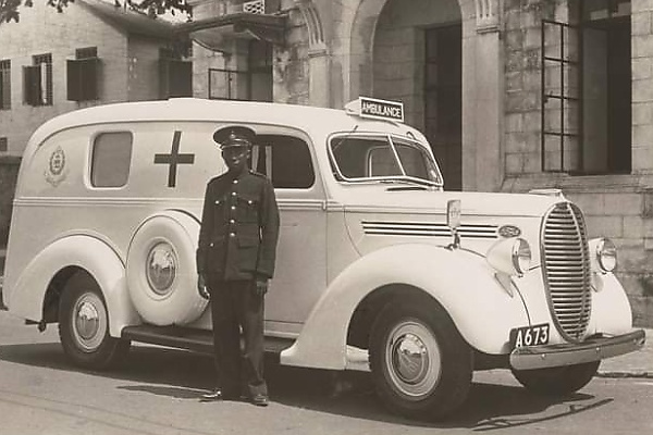 Photo : A Driver Stand Next To A Ford V8 Ambulance In Lagos In 1940 - autojosh