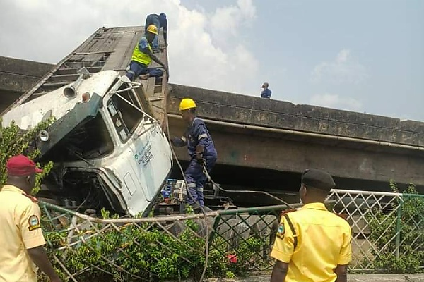 Articulated Truck Falls Off Lagos Bridge While Struggling A 'Right of Way' With Another Truck - autojosh