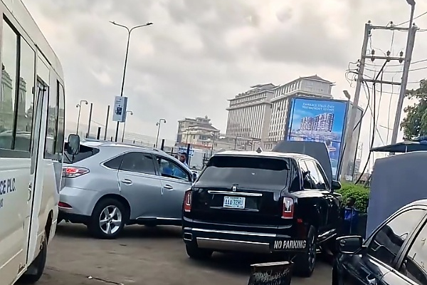 Rolls-Royce Cullinan Worth Over ₦700 Million Being Worked On By A Nigerian Roadside Mechanic - autojosh 