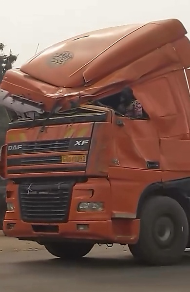 Photos : Nigerian Truck Driver Seen Driving An 18-wheeler With A Crumpled Top Smashed Windscreen - autojosh 