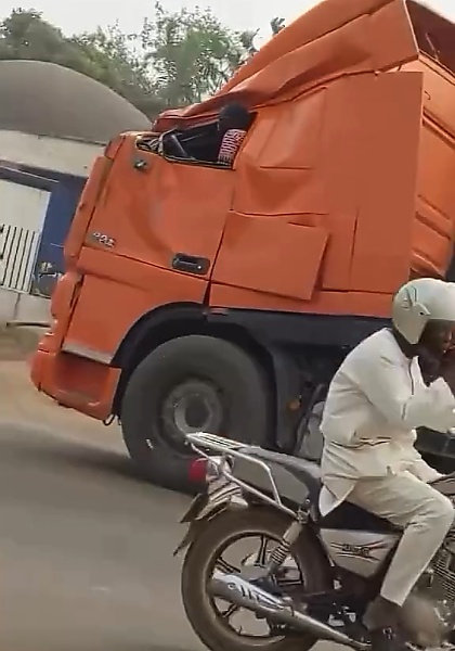 Photos : Nigerian Truck Driver Seen Driving An 18-wheeler With A Crumpled Top Smashed Windscreen - autojosh 