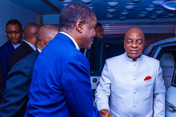 Watch : Moment Bishop Oyedepo Arrived At COZA In A Rolls-Royce Phantom 8 Worth N800 Million - autojosh 