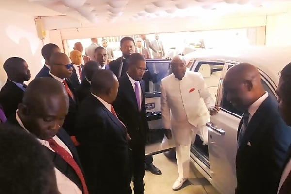Watch : Moment Bishop Oyedepo Arrived At COZA In A Rolls-Royce Phantom 8 Worth N800 Million - autojosh 
