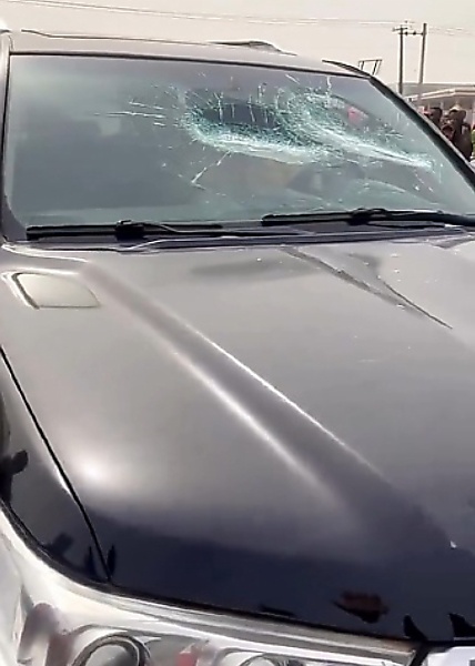 Angry Sienna Owner Breaks Toyota Land Cruiser Windscreen In Road Rage Between Nigerian Motorists - autojosh 