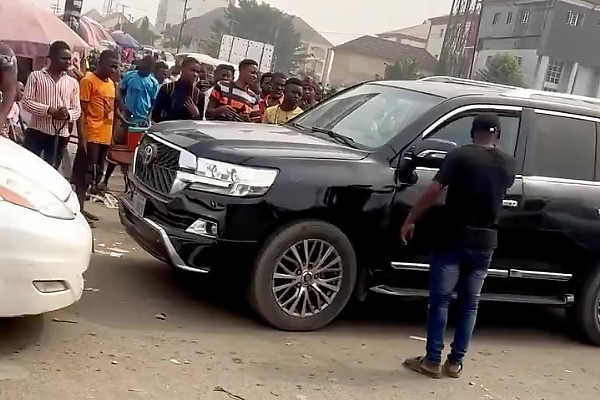 Angry Sienna Owner Breaks Toyota Land Cruiser Windscreen In Road Rage Between Nigerian Motorists - autojosh 