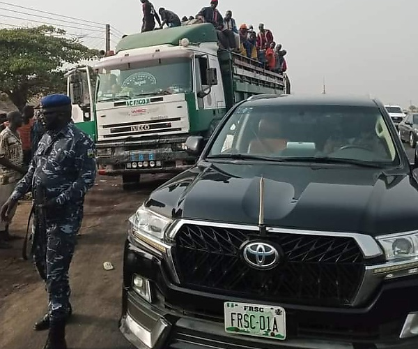 FRSC Boss Stopped His Convoy To Arrest Overloaded Truck With Goods And Passengers - autojosh 