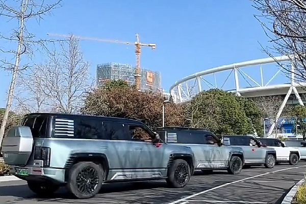 YangWang Uses Six U9s To Show Off 360° Tank-turn, Weeks After Mercedes Used 4 Electric G-Class' To Do “G-Turn” - autojosh 