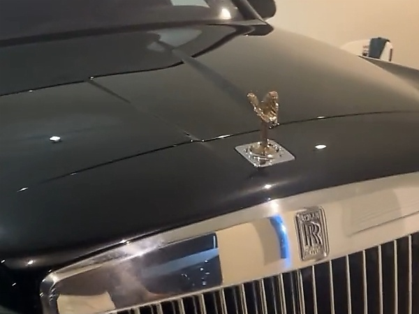 Burna Boy Buys Customized Rolls-Royce Cullinan With Diamond-encrusted Bonnet Ornament - autojosh