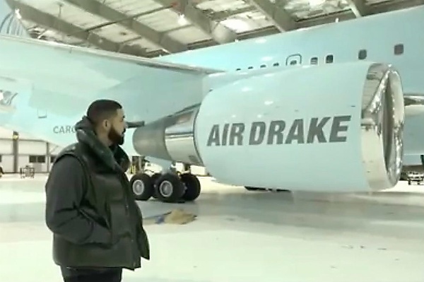 Drake Shares Cockpit View, Showing What It's Like Landing In His Private Jet, ‘Air Drake’ - autojosh 
