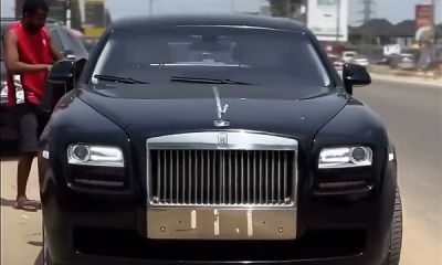 Rolls-Royce Ghost Worth ₦170m Runs Out Of Fuel On Busy Nigerian Road, Owner Refuels Tank From Keg - autojosh