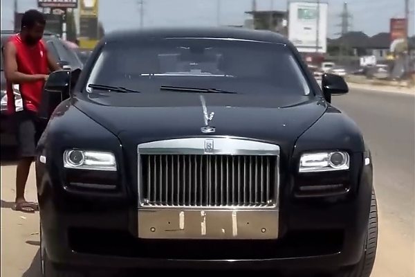 Rolls-Royce Ghost Worth ₦170m Runs Out Of Fuel On Busy Nigerian Road, Owner Refuels Tank From Keg - autojosh
