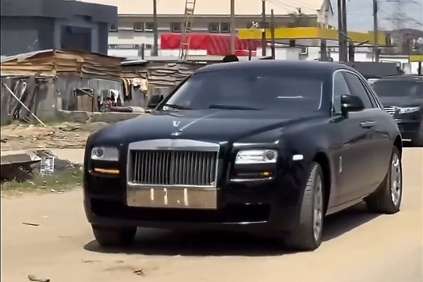 Rolls-Royce Ghost Worth ₦170m Runs Out Of Fuel On Busy Nigerian Road, Owner Refuels Tank From Keg - autojosh 
