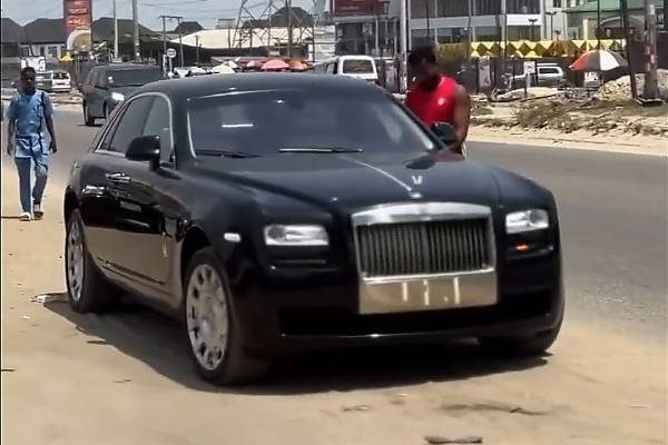 Rolls-Royce Ghost Worth ₦170m Runs Out Of Fuel On Busy Nigerian Road, Owner Refuels Tank From Keg - autojosh 