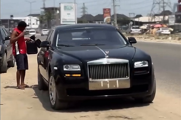 Rolls-Royce Ghost Worth ₦170m Runs Out Of Fuel On Busy Nigerian Road, Owner Refuels Tank From Keg - autojosh 