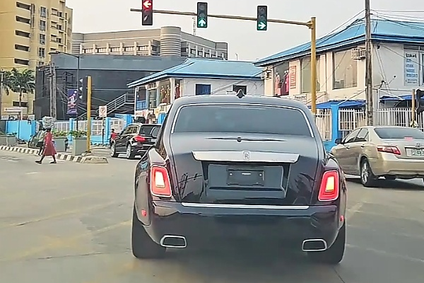 “Ma Lo Gba Phantom O” : Watch As Occupant Urge Driver To Stop Tailgating A Rolls-Royce Phantom 8 Worth ₦800 Million - autojosh 