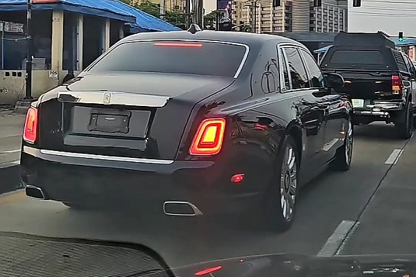 “Ma Lo Gba Phantom O” : Watch As Occupant Urge Driver To Stop Tailgating A Rolls-Royce Phantom 8 Worth ₦800 Million - autojosh