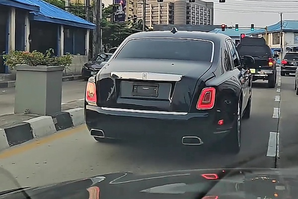 “Ma Lo Gba Phantom O” : Watch As Occupant Urge Driver To Stop Tailgating A Rolls-Royce Phantom 8 Worth ₦800 Million - autojosh 