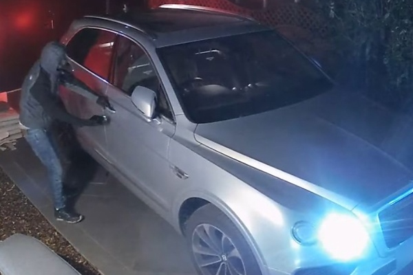 Moment Thieves Crashed A Bentley Bentayga Into Fences While Trying To Escape With The Stolen SUV - autojosh 