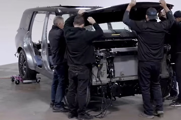 Watch : 2025 Infiniti QX80 SUV Disassembled Into Pieces To Get It Above 100-story Tower - autojosh 