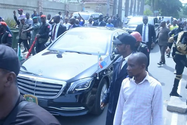 Moment Kogi Gov’s Armored Mercedes S-Class Arrived Yahaya Bello’s Home To Rescue Him Amidst EFCC Siege thumbnail