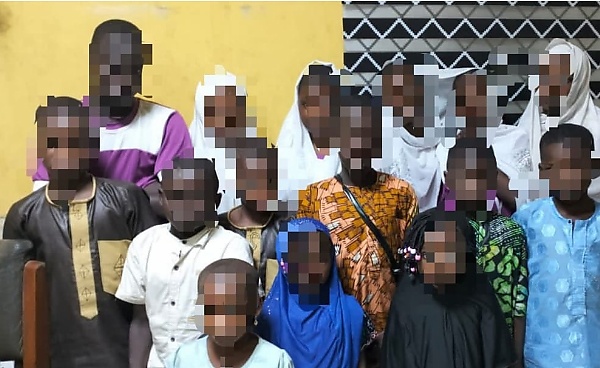 Lagos Police Arrest Driver For Cramming 15 Children Into A Car, Including 4 Inside The Boot - autojosh 