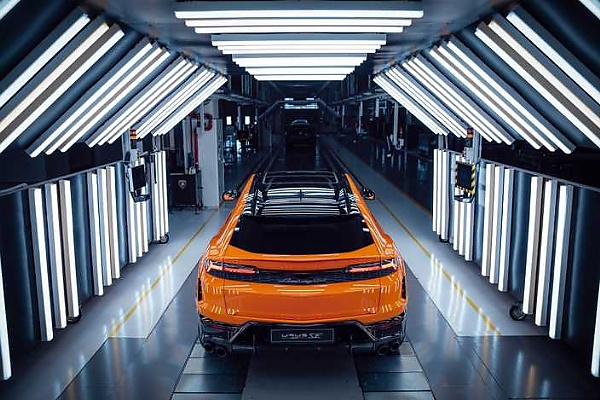 All-new 2025 Lamborghini Urus SE Plug-in Hybrid Versus Entry-level Lamborghini Urus S - autojosh 