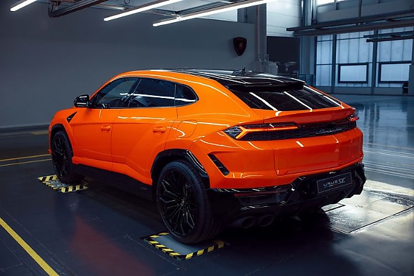 All-new 2025 Lamborghini Urus SE Plug-in Hybrid Versus Entry-level Lamborghini Urus S - autojosh 