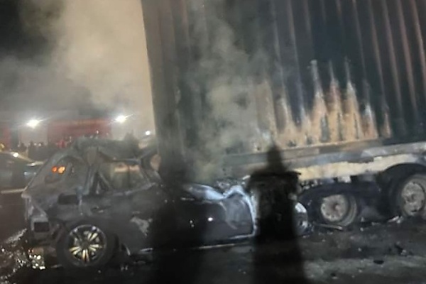 LASEMA : 3 Dead As Overspeeding Mercedes Rams Into A Stationary Container Truck, Bust Into Flames - autojosh 