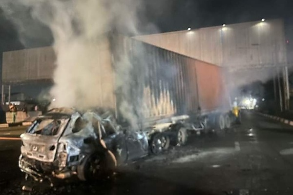 LASEMA : 3 Dead As Overspeeding Mercedes Rams Into A Stationary Container Truck, Bust Into Flames - autojosh