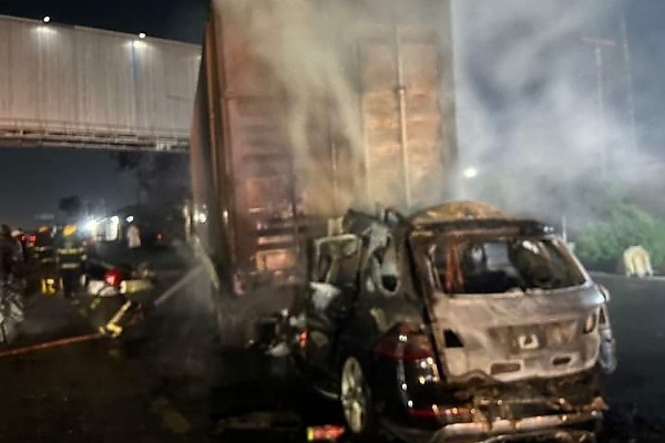 LASEMA : 3 Dead As Overspeeding Mercedes Rams Into A Stationary Container Truck, Bust Into Flames - autojosh 