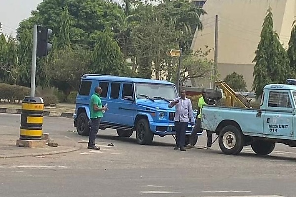 Photos : Tow Truck Hauls Away Mercedes G-Class Limousine Allegedly Owned By Dino Melaye - autojosh 