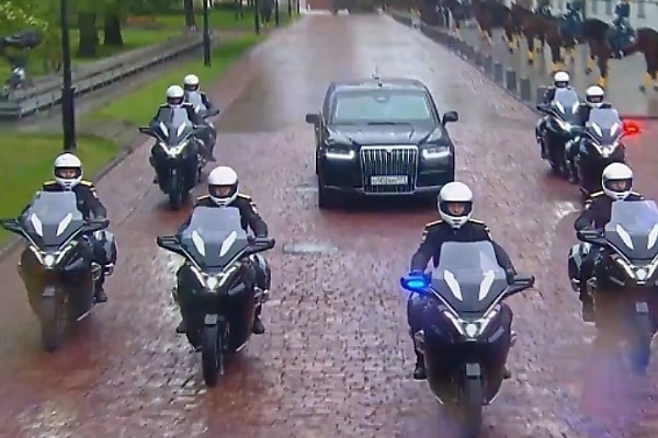 Russian President Vladimir Putin Now Uses Restyle Aurus Senat L700 Limousine - autojosh 