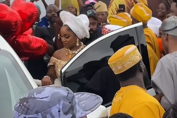 GAC Motor Nigeria Presents Brand New GAC GN8 Minivan To Davido And Chioma As Wedding Gift - autojosh 