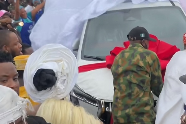 GAC Motor Nigeria Presents Brand New GAC GN8 Minivan To Davido And Chioma As Wedding Gift - autojosh 
