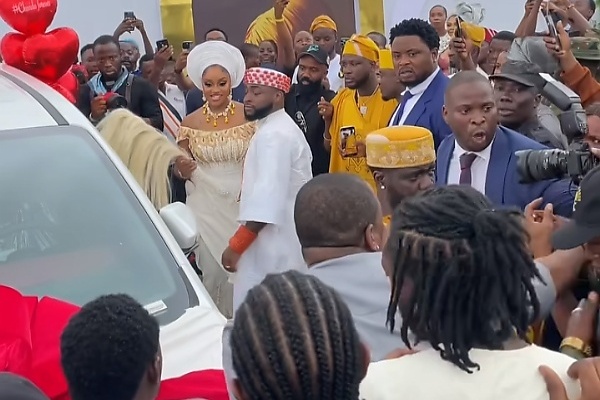 GAC Motor Nigeria Presents Brand New GAC GN8 Minivan To Davido And Chioma As Wedding Gift - autojosh 