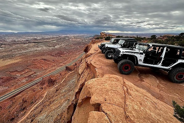 Jeep Gladiator Driver Shears Off A Wheel While Tackling The Rocky Hell’s Revenge Trail - autojosh 