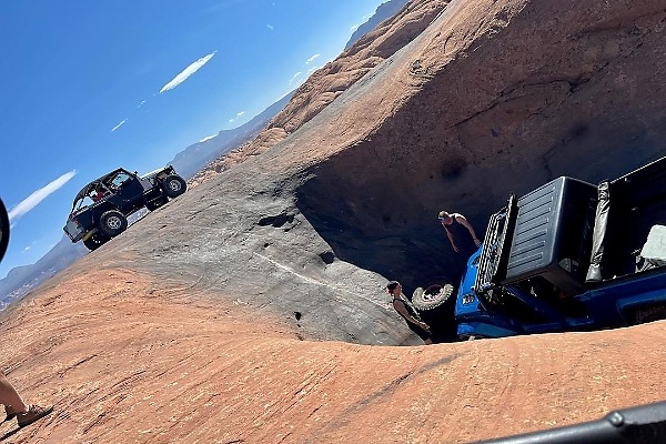 Jeep Gladiator Driver Shears Off A Wheel While Tackling The Rocky Hell’s Revenge Trail - autojosh 