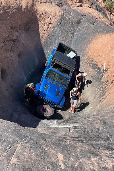 Jeep Gladiator Driver Shears Off A Wheel While Tackling The Rocky Hell’s Revenge Trail - autojosh 