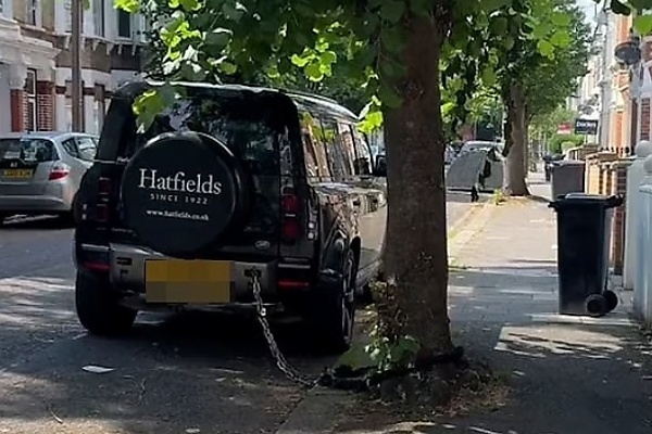 Land Rover Owner Chained Defender SUV To A Tree In London To Prevent Thieves From Stealing It - autojosh 