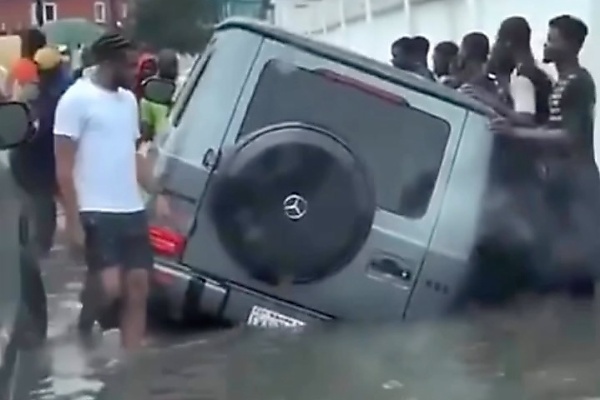 Watch As Good Samaritans Defy Flooded Lekki Road To Save Mercedes G-Class Stuck In A Roadside Drainage - autojosh