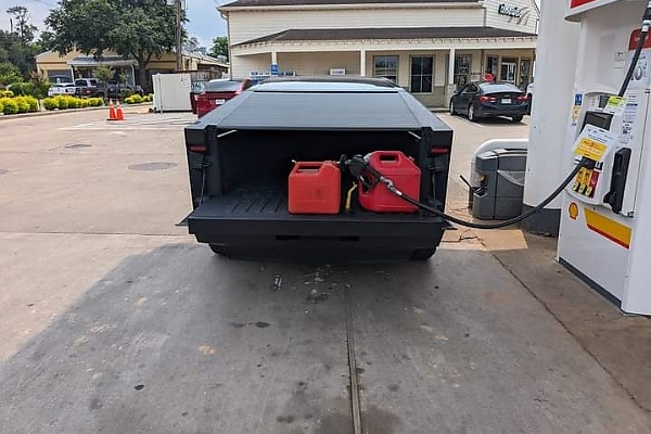 Today's Photos : Tesla Cybertruck Turned Heads At A Petrol Station Line... But Owner Is There To Buy Fuel In Kegs - autojosh 