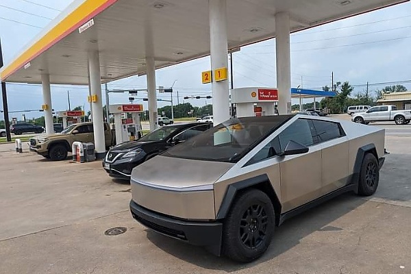 Today's Photos : Tesla Cybertruck Turned Heads At A Petrol Station Line... But Owner Is There To Buy Fuel In Kegs - autojosh 