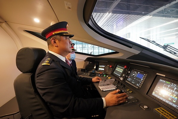 Meet Chinese Who Rose From Driving 60 km/h Steam Locomotives To 350 km/h Bullet Trains - autojosh 