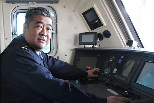 Meet Chinese Who Rose From Driving 60 km/h Steam Locomotives To 350 km/h Bullet Trains - autojosh 