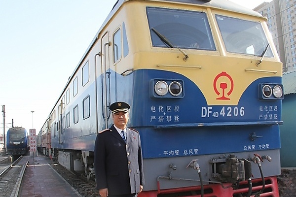 Meet Chinese Who Rose From Driving 60 km/h Steam Locomotives To 350 km/h Bullet Trains - autojosh 