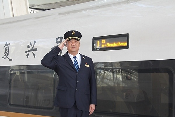 Meet Chinese Who Rose From Driving 60 km/h Steam Locomotives To 350 km/h Bullet Trains - autojosh 