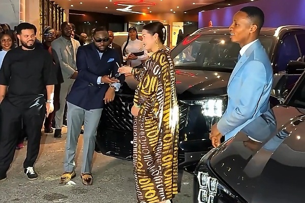 Davido Receives Brand New GAC GS8 SUV As Part Of Partnership Deal With CIG Motors - autojosh 