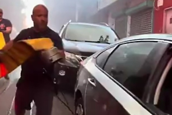 New York City Firefighters Breaks A Car’s Windows To Pass A Hose After A Driver Blocked A Fire Hydrant - autojosh 